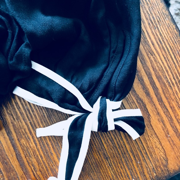 NWOT Off the shoulder tie up sleeves top - Picture 4 of 5